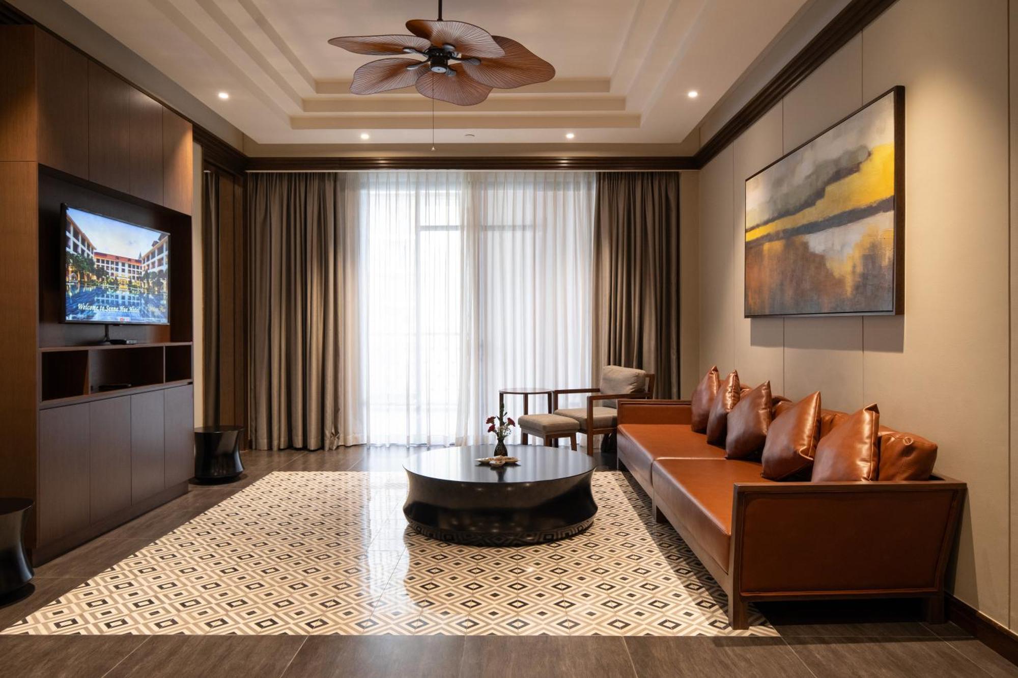 Senna Hue Hotel Екстер'єр фото A living room with a ceiling fan