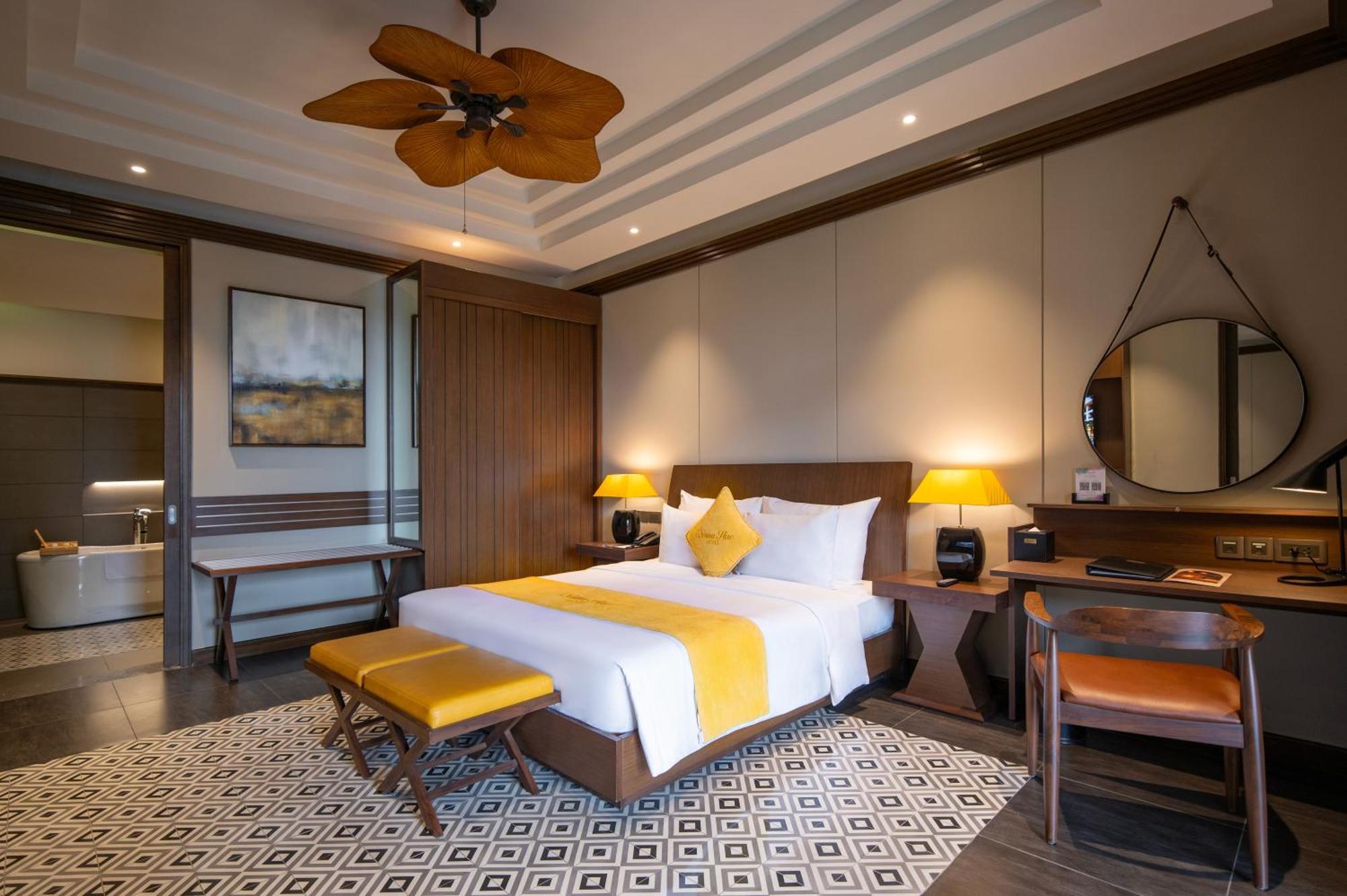Senna Hue Hotel Екстер'єр фото A bedroom at the hotel