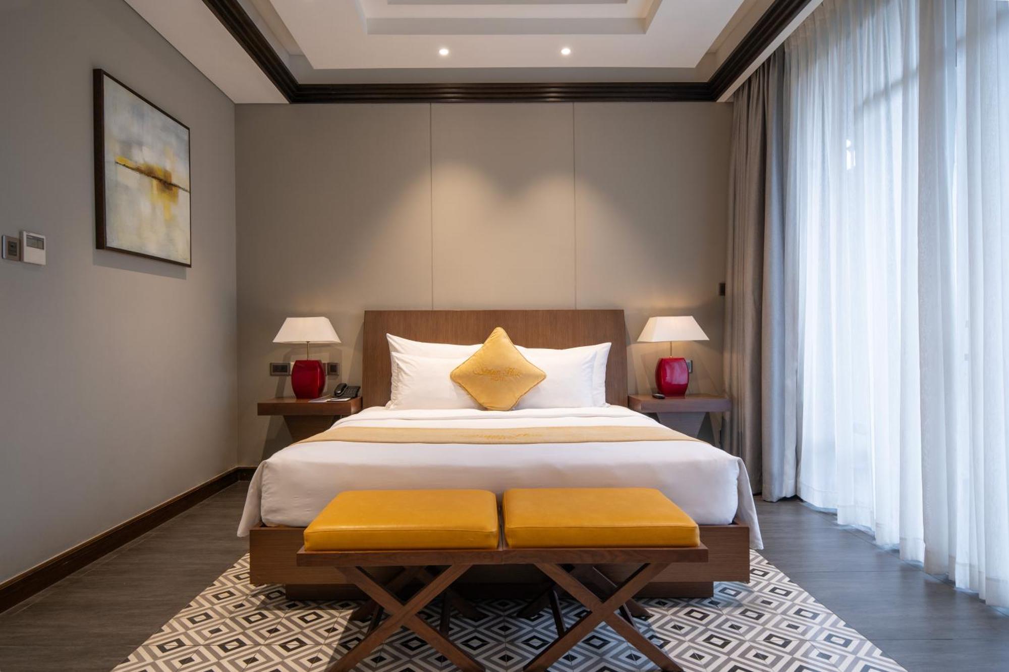 Senna Hue Hotel Екстер'єр фото A bedroom at the hotel